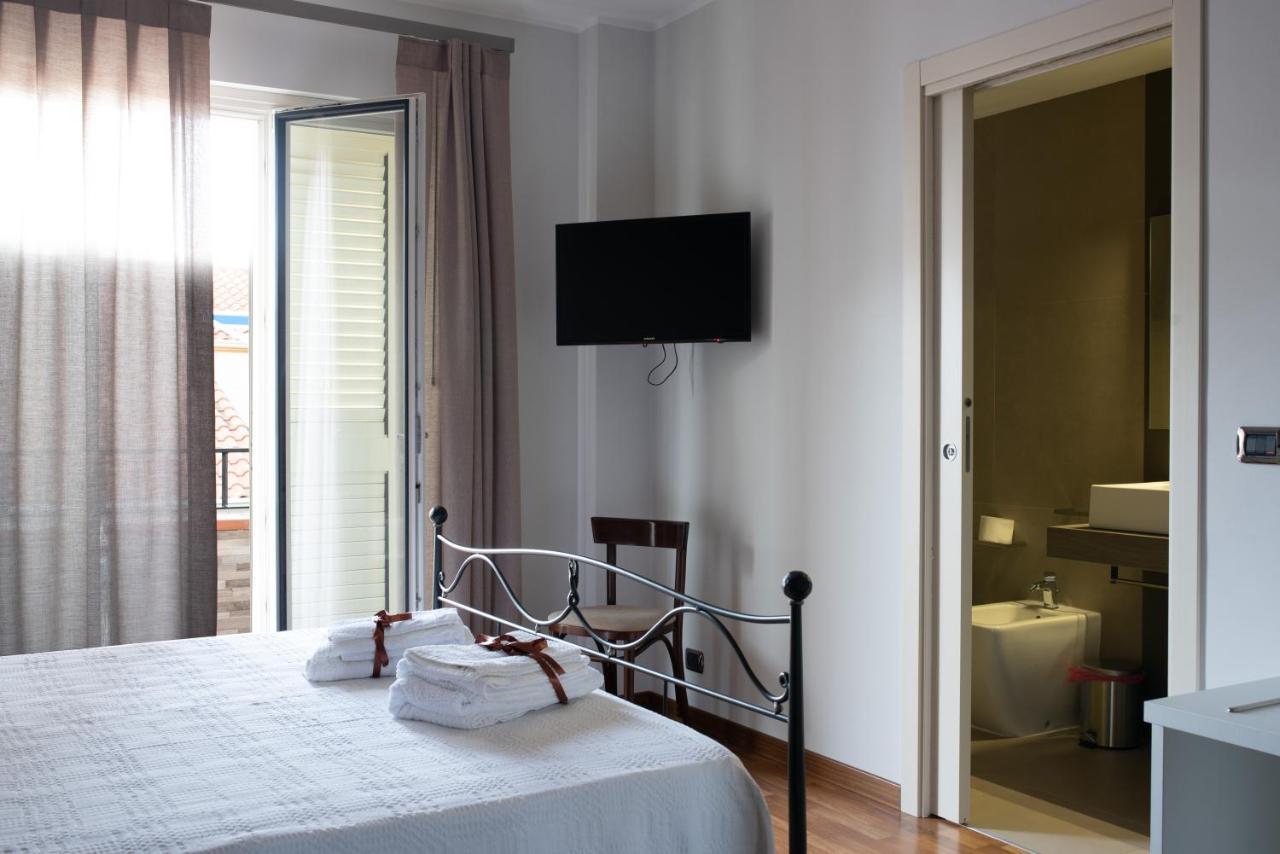 Torrevarata - Guest Rooms Santa Teresa Di Riva Exterior foto